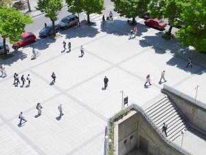 Photo_RGB_PC_48238.jpgPeople walking near parked cars on a street - PwC