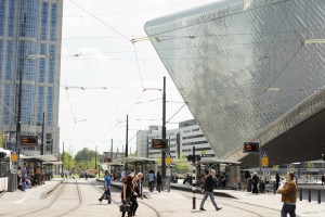 Photo_RGB_R_NL_JA_00614.jpg People crossing the tracks ot the station